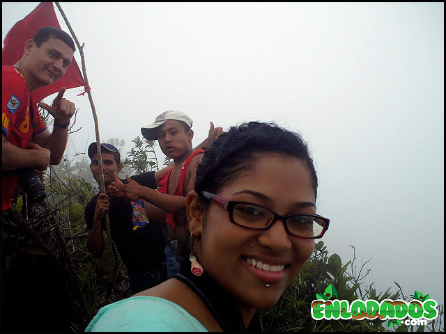 Grupo en la cima con la bandera